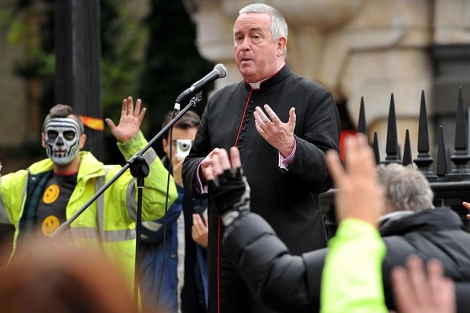 El dean de la Catedral de San Pablo charla con los 'indignados'.| Afp