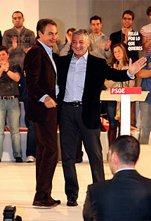 Blanco abraza a Zapatero. | Efe