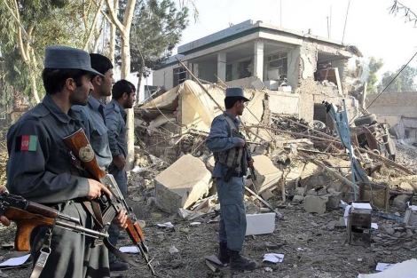 Policas afganos, en el lugar del atentado.| Reuters