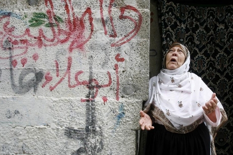 Una palestina llora la muerte de un miliciano en los enfrentamientos.| Ap