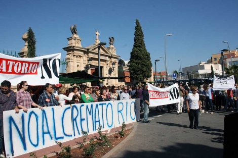 La protesta de los vecinos, este martes, ante el cementerio de Almería. | M.C.