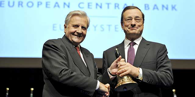 El ex presidente del BCE, Jean-Claude Trichet (i), junto a su sucesor, Mario Draghi (d). | Ap
