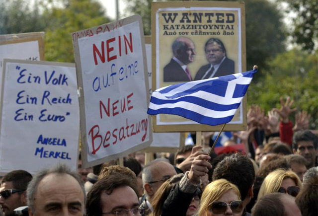Manifestacin griega. Un cartel versiona con Merkel un lema nazi: 'Un pueblo, un Reich, un euro'. | Ap