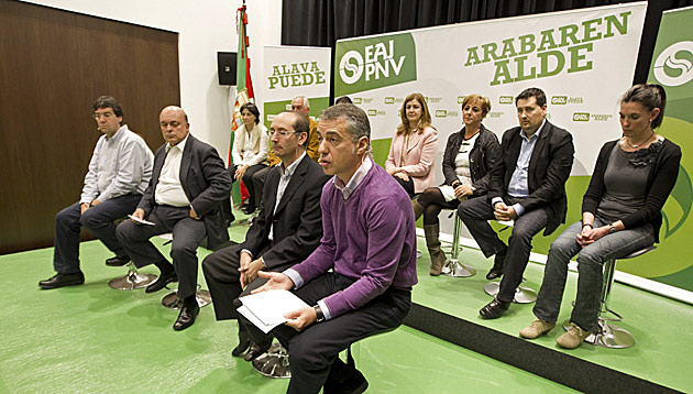 Iigo Urkullu en el acto en Vitoria con los candidatos del PNV en lava. | Efe