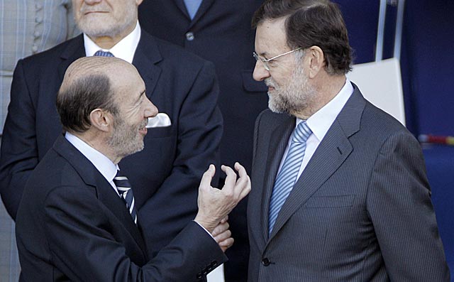 Rubalcaba y Rajoy en su ltima imagen juntos, con motivo de la Fiesta Nacional. | Efe
