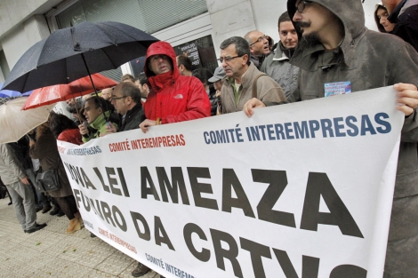 Trabajadores de la televisin gallega protestaron ante el Parlamento. | Efe