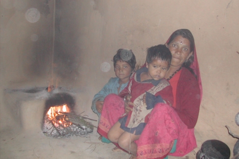 Una familia ante la estufa típica de la India. | Nature