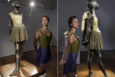 Christie's recurri a una bailarina para promocionar la escultura de Degas. | AP