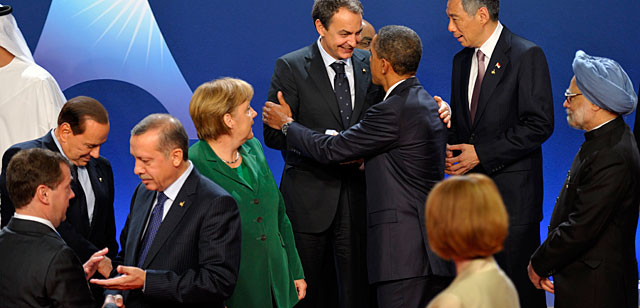 Zapatero y Obama se saludan durante el posado para la foto de familia del G-20. | Reuters