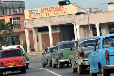 Coches circulando por una avenida cntrica de La Habana. | Efe