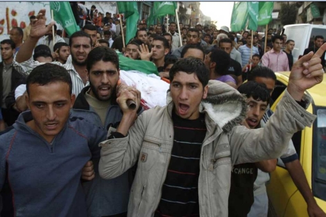 Palestinos cargan con el cadver de Nasser al-Layyan en Gaza. | Reuters