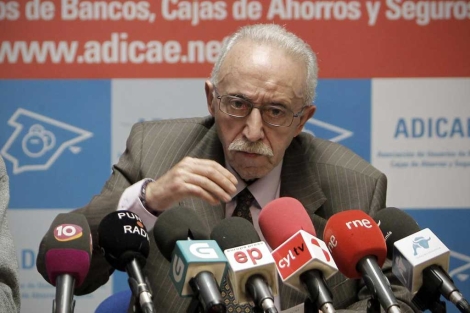 El presidente de Adicae, Manuel Pardos, en una rueda de prensa. | Alberto Di Lolli