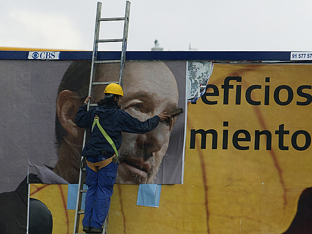 Un trabajador coloca un cartel electoral de Rubalcaba en una calle de Madrid. | Paul White | Ap