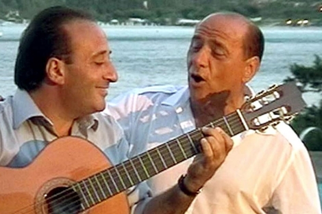 Berlusconi cantando en un programa de televisión.