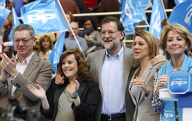 Mariano Rajoy, en Legans, con parte de su equipo. | Reuters