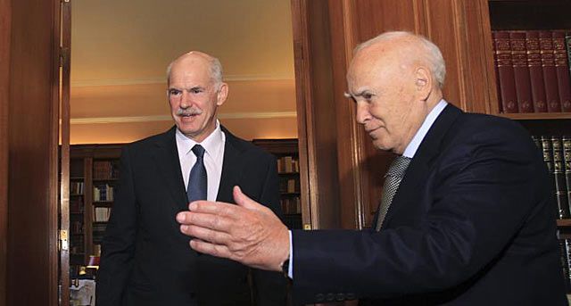 Papandreu (dcha.), junto a Papulias, presidente griego, durante su reunión en el Palacio presidencial de Atenas. | Reuters