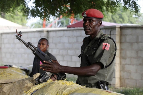 Policas armados con AK-47 vigilan una carretera en Maiduguri. | AP