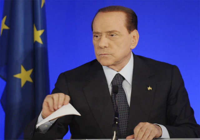 Berlusconi comparece ante los medios en Cannes. | Efe