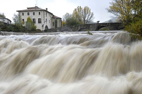 El río Ultzama, con el caudal incrementado a su paso por Villava (Navarra). | Efe