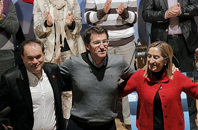 El alcalde de Laln, Xos Crespo, con Nez Feijo y Ana Pastor, durante el mitin. | Efe