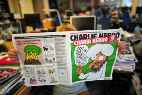 Una lectora de la publicación satírica 'Charlie Hebdo'. | Afp