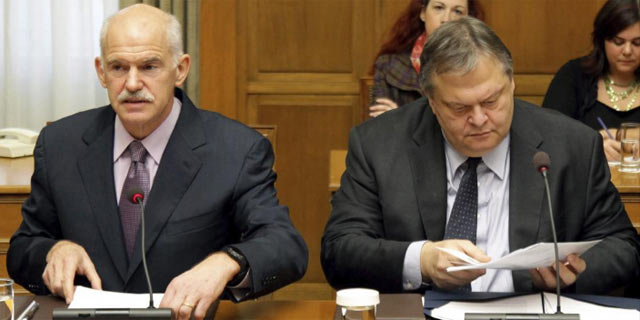 Yorgos Papandreu (i) junto a ministro de Finanzas y uno de los candidatos a sustituirlo, Evangelos Venizelos. | Efe