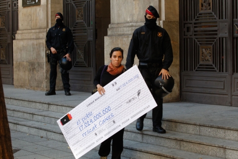 Una de las activistas sale de la sede de Catalunya Caixa. | Quique Garca