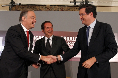 Gonzlez Pons saluda al representante del PSOE. | Efe
