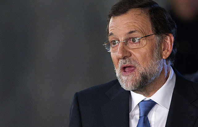 Mariano Rajoy habla con la prensa tras el debate. | Reuters