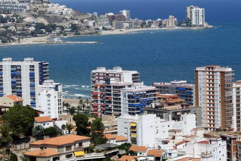 Bloques de viviendas junto a una playa de la costa mediterrnea. | Vicente Bosch
