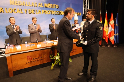 Silvn entrega la medalla a Jess Herranz, polica de Las Navas del Marqus. | Ical