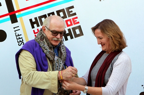 La delegada de Cultura, M del Mar Snchez, coloca una pulsera a Nikita Mikhalkov. | J. Morn