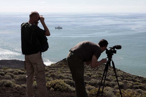 Dos turistas fotografan desde una loma de Puerto Naos, cerca de La Restinga. | E. Urquijo / Efe