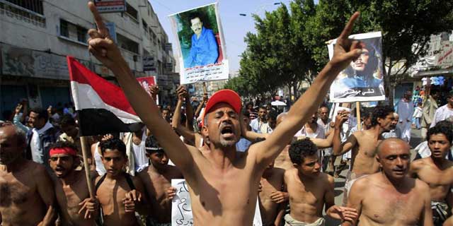 Manifestantes antigubernamentales este mircoles, en Taiz. | Reuters