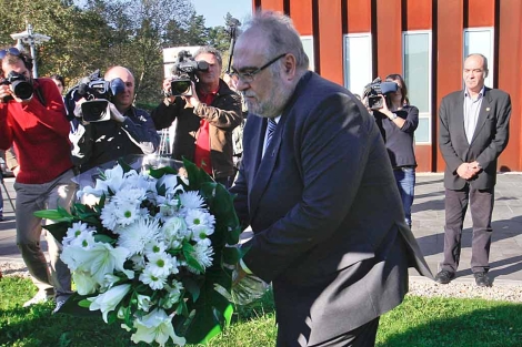 El socialista Julio Astudillo deposita unas flores ante la mirada de Martn Garitano. | Efe