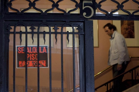 Cartel de 'Se alquila' situado en el portal de un edificio de Madrid. | Gonzalo Arroyo