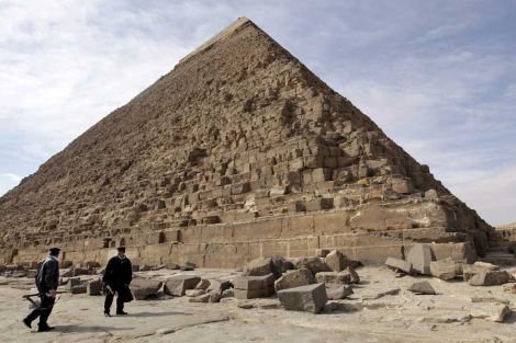 La gran pirmide de Keops, en Giza, cerrada al pbico el 11/11/11. | Efe