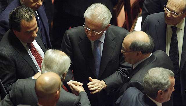 Monti recibe los saludos de otros senadores al comienzo de la sesin. | Ap