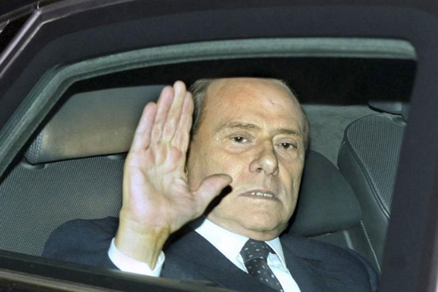 Berlusconi sale de la sede presidencial tras presentar su dimisión. | AP
