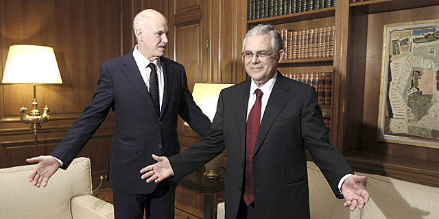 Papademos, con su predecesor como primer ministro, Papandreu. | Reuters
