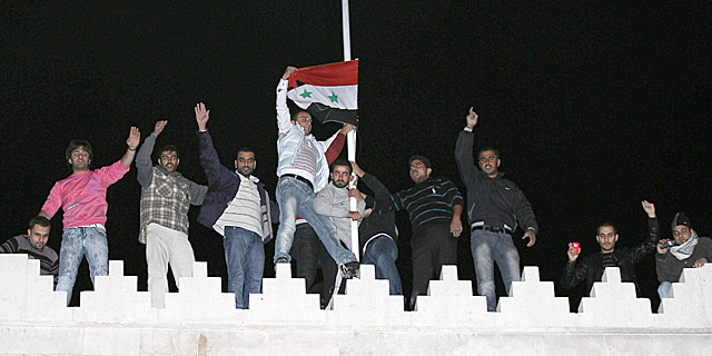 Los manifestantes tomaron tambin la sede catar en Damasco. | Afp