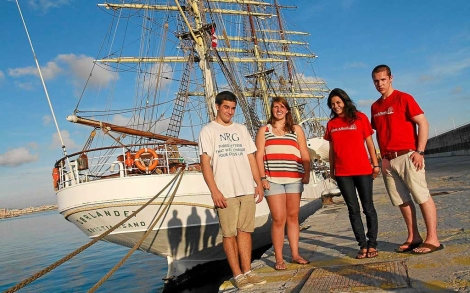 Varios estudiantes del Sorlandet junto a la popa del velero. | Jordi Avell