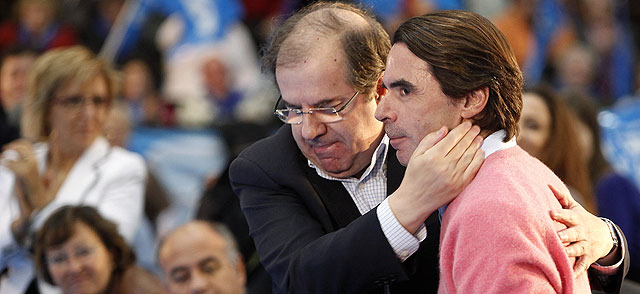 El ex presidente Aznar con Juan Vicente Herrera, presidente de la Junta de Castilla y Len. | Efe