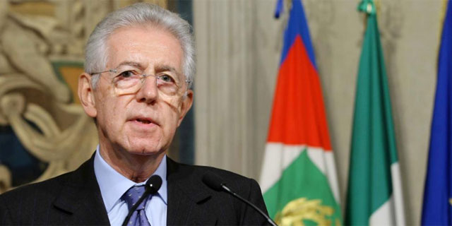 Monti habla con la prensa en el Quirinale. | AP