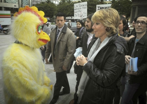 Aguirre, ayer con un 'indignado' disfrazado de pollo. / Efe