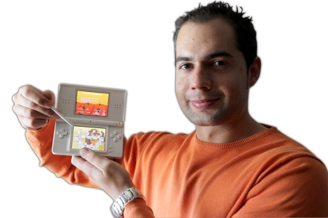 Daniel Garca muestra su aplicacin para Nintendo. | J. M. Lostau