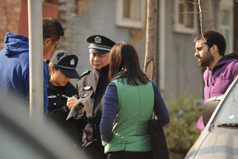 La polica toma nota de los periodistas extranjeros frente al estudio de Ai WeiWei. | Afp