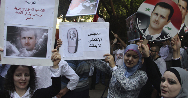 Manifestantes antigubernamentales protestan frente a la embajada siria en El Cairo. | Efe