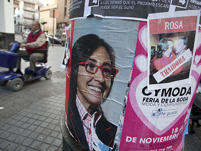 Un minusvlido pasa junto a uno de los carteles aparecidos en Crdoba. | Madero Cubero