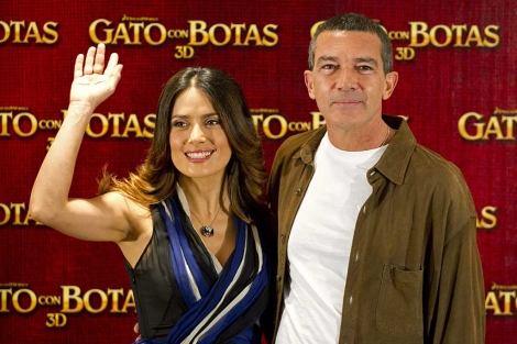 Antonio Banderas, junto a Salma Hayek, presentando 'El gato con botas'. | Ap